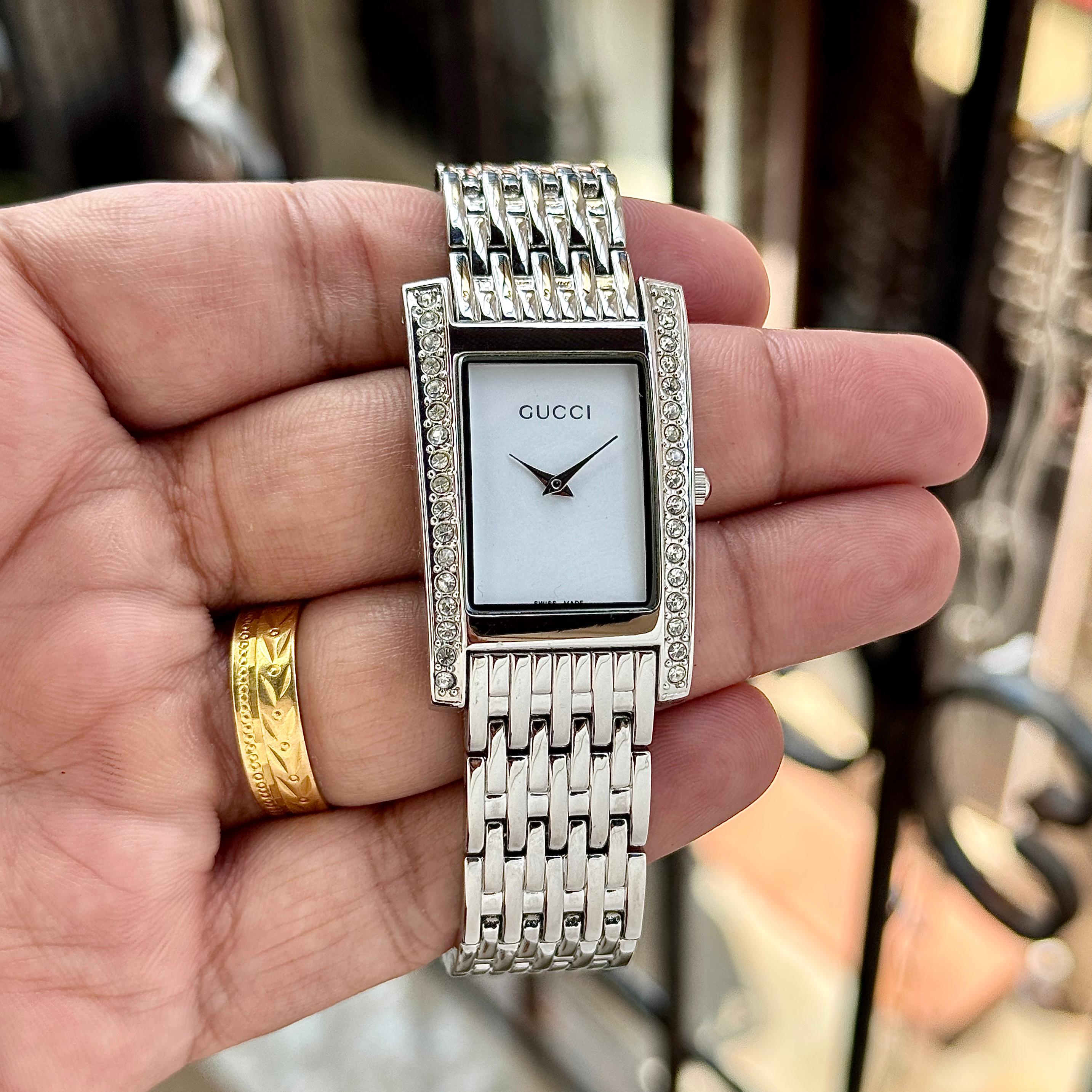 GUCCI YA860502 – TIMELESS LUXURY IN PURE ELEGANCE